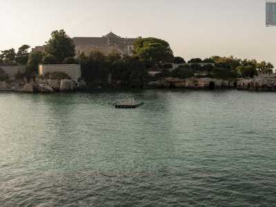 Ma l�insenatura � soprattutto il regno dell�abbazia-castello di Santo Stefano. Parliamo di un edificio fatto costruire intorno al 1086 dal conte di Conversano Goffredo d�Altavilla e che in seguito divent� convento per opera dei monaci benedettini